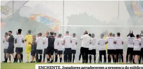  ?? ?? ENCHENTE. Jogadores agradecere­m a presença do público