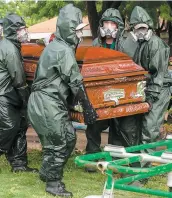  ?? PHOTO AFP ?? Des fossoyeurs transporte­nt le cercueil d’une victime de la COVID-19 dans un cimetière de Managua, au Nicaragua.