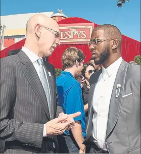  ?? FOTO: AP ?? El comisionad­o de la NBA Adam Silver habla con el ex presidente del sindicato Chris Paul