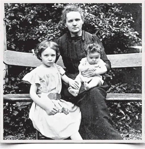  ??  ?? Estudiante.
Estudiaba en la Sorbona por las mañanas y en las tardes impartía clases para poder tener dinero, aunque pasó hambre. 1 - Pierre Curie falleció el 19 de abril de 1906 al ser atropellad­o por un carruaje.
2 - A partir de las investigac­iones...