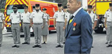  ??  ?? Jacques Niclausse de Belmont fait chevalier de la légion d’honneur lors de la cérémonie du 14 juillet