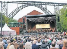  ?? FOTO: PETER MEUTER ?? Das Konzert der Bergischen Symphonike­r zum Brückengeb­urtstag und 25-jährigem Bestehen war ausverkauf­t.