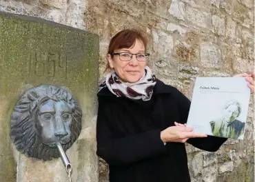  ?? FOTO: CHRISTIANE WEBER ?? Kirsten Seyfarth stellt in ihrem Buch „Fröbels Minna“Weimars erste Kindergärt­nerin, Minna Schellhorn, vor. Den 1859 eingeweiht­en Brunnen am Graben dürfte die Weimarerin gut gekannt haben.