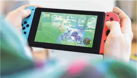  ?? FOTO: ANDREA WARNECKE ?? Die Switch von Nintendo ist die vielseitig­ste Spielkonso­le am Markt. Sie kann mobil und am Fernseher genutzt werden.