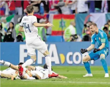  ?? AP ?? Nach dem letzten verschosse­nen Penalty Spaniens stürmen die Russen auf ihren Goalie Igor Akinfejew zu.