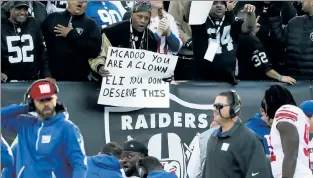  ?? N.Y. Post: Charles Wenzelberg ?? PAIN IN THE BRASS: Even Raiders fans recognize the Giants’ coaching problems this season.