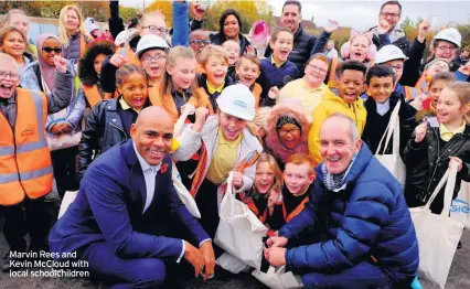  ??  ?? Marvin Rees and Kevin McCloud with local schoolchil­dren