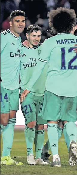  ??  ?? Casemiro y Marcelo se abrazan a Brahim tras el gol del 1-3.