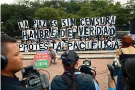  ?? FOTOS: AFP. ?? PROTESTAS. Ortega le habló directamen­te al pueblo venezolano, convocándo­lo a resistir hasta revertir el actual orden de cosas.