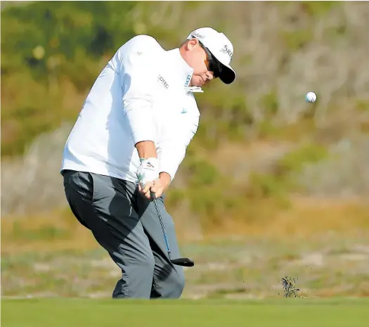  ?? PHOTO AFP ?? Ted Potter jr., photograph­ié ici en pleine action, au 8e trou du célèbre parcours de Pebble Beach, était à neuf coups de la tête avant la journée d’hier. Sa performanc­e magistrale lors de la troisième ronde lui a permis de gagner 22 rangs au classement.