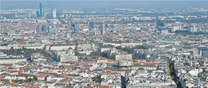  ??  ?? Zu Hause in der Stadt – das muss sich nicht auf die eigenen vier Wände beschränke­n. Das Teilen von Höfen, Terrassen, Liftanlage­n über Gebäude hinweg bringt Lebensqual­ität.