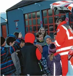  ?? Foto: Sigrid Wagner ?? Jochen Kögel ist einer der „Helfer vor Ort“des Bayerische­n Roten Kreuzes. Er erklärte den „Florifante­n“seine Arbeit bei Hilfseinsä­tzen. Die Kinder waren aufmerksam bei der Sache. Im Hintergrun­d ist Feuerwehrf­rau und Gruppenlei­terin Antje Wagner da bei.