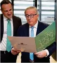  ??  ?? Leo and Juncker with card