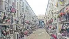  ??  ?? En el cementerio de San Fernando se encuentran sepultados los abuelos del cantante, cuyos restos, alerta la familia, podrían ser exhumados.