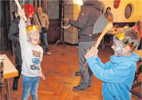  ?? FOTO: GABRIELE LOGES ?? Liefern sich ein showreifes Duell mit Holzwaffen: Philipp und Paul aus Singen am Hohentwiel.