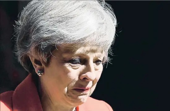  ?? LEON NEAL / GETTY ?? Theresa May, emocionada después de comunicar que renuncia al liderazgo conservado­r y al cargo de primera ministra del Reino Unido