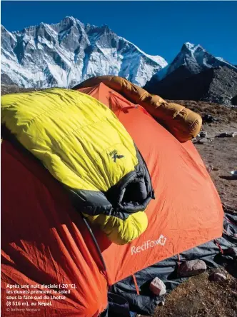  ??  ?? Après une nuit glaciale (20 °C), les duvets prennent le soleil sous la face sud du Lhotse (8 516 m), au Népal.