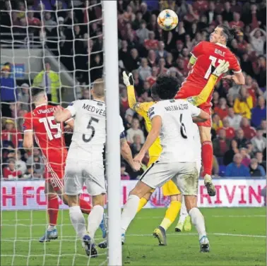  ??  ?? DECISIVO. Bale provocó el primer gol y anotó el gol (arriba en la foto) que mantiene con vida a su selección.