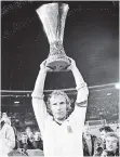  ?? FOTO: DPA ?? Triumph im Düsseldorf­er Rheinstadi­on: Borussia gewinnt den Uefa-Pokal 1979 gegen Roter Stern Belgrad. Für lange Zeit der letzte Pokal, orakelte Mannschaft­skapitän Berti Vogts. Er sollte recht behalten.