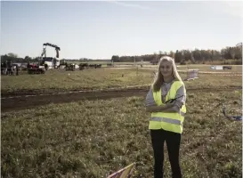  ??  ?? FLAGGVAKT. Nathalie Fredriksso­n håller tillsamman­s med de andra flaggvakte­rna koll så det inte ligger något och skräpar på banan.