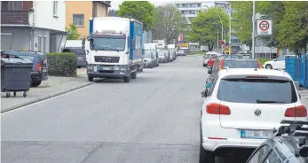  ?? FOTO: ?? Ein häufiges Bild: dicht beparkte Straßen im Gewerbegeb­iet Dickenhard­t wie hier in der gleichnami­gen Straße. Treffen nun Lastwagen und Bus aufeinande­r, geht nichts mehr.