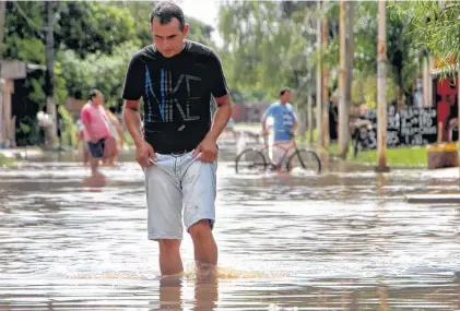  ?? TÉLAM ?? En Corrientes ya son más de 2.500 los evacuados debido a las inundacion­es. El Servicio Meteorológ­ico anuncia más lluvia.