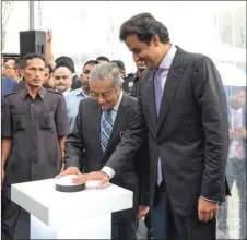  ??  ?? His Highness the Amir Sheikh Tamim bin Hamad al-Thani and Malaysian Prime Minister Dr Mahathir Mohamed unveiling the Anti-Corruption Monument in Putrajaya yesterday.