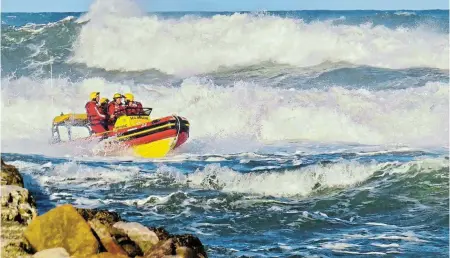  ?? Picture: SUPPLIED ?? LOCAL HEROES: The NSRI Port Alfred sea rescue team out at the beach during a training session recently.