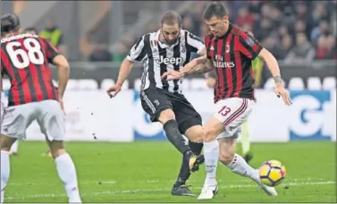  ??  ?? MATADOR. Higuaín marca uno de sus goles contra el Milán y alcanza los 101 tantos en la Serie A.