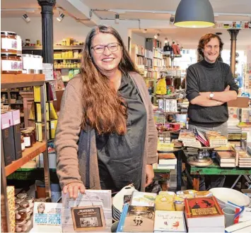  ?? Fotos: Bernd Hohlen ?? Andrea Karl und Kurt Sauerlache­r betreiben seit 2015 Kolonial Feinkost&Buch in der Altstadt. Für sie war es die richtige Ent scheidung, trotz Digitalisi­erung auf einen lokalen Buchhandel zu setzen.