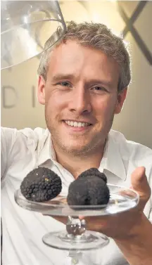  ?? Mycorrhiza­l Systems Ltd/Simon De ?? > Paul Thomas with truffles that have been cultivated in the UK for the first time