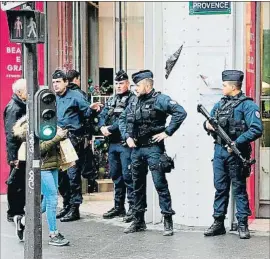  ?? FRANCOIS GUILLOT / AFP ?? Rue de Provence La seguridad se ha reforzado en las grandes arterias turísticas y de compras, como en la rue de Provence. En la imagen, unos policías patrullan afuera de de la Galerie Lafayette