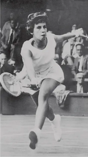  ??  ?? Maria Esther Bueno em ação em Wimbledon, onde foi soberana por muitos anos