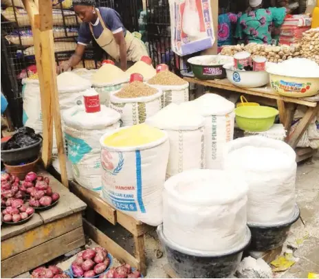  ?? PHOTO: SUNDAY AKINLOLU ?? More pressure on households as food inflation spikes.