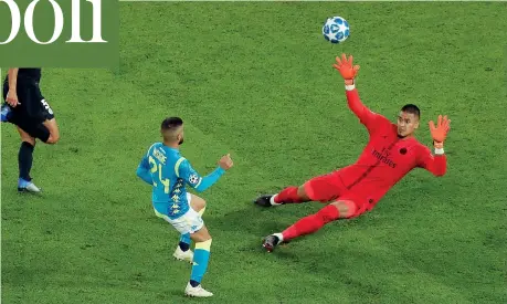  ?? (Reuters) ?? Talento Lorenzo Insigne mette a segno il tocco che vale al Napoli il primo gol della serata a Parigi. Finirà in pareggio ma dopo una bella prova