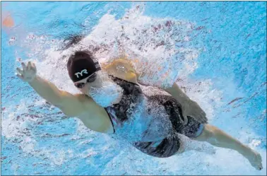  ?? ?? Katie Ledecky nada durante la final de 800 metros en el Mundial de Budapest (Hungría)
