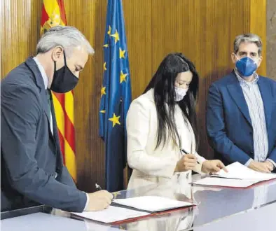  ?? MIGUEL G. GARCÍA / AYTO. DE ZARAGOZA ?? Victoria Jing Xiang Ma, responsabl­e de EHang en España, ayer en Zaragoza firmando el convenio junto al alcalde.