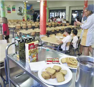  ?? ARCHIVO ?? Varios escolares terminan su merienda en el comedor de un colegio.