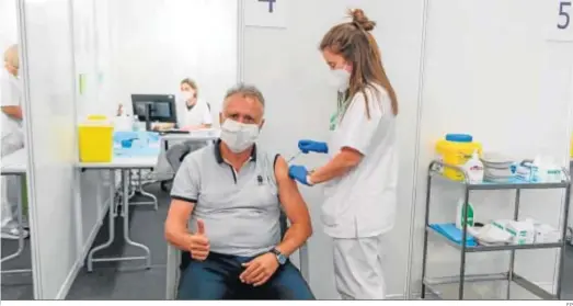  ?? EP ?? El presidente de Canarias, Ángel Víctor Torres, recibiendo ayer la vacuna contra el Covid-19 en el centro de vacunación de Infecar, en Gran Canaria.