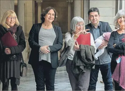  ?? INMA SAINZ DE BARANDA ?? Carme, Montse e Imma, hermanas de Puig Antich, junto a la alcaldesa Colau y David Bondia