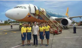  ??  ?? Henann Group of Resort VP for marketing Karl Chusuey with the Cebu Pacific crew in front of one of the aircrafts sporting Henann Regency’s livery ad placement.