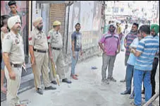  ?? SAMEER SEHGAL /HT ?? Police at the spot where the clash took place in Amritsar on Sunday.