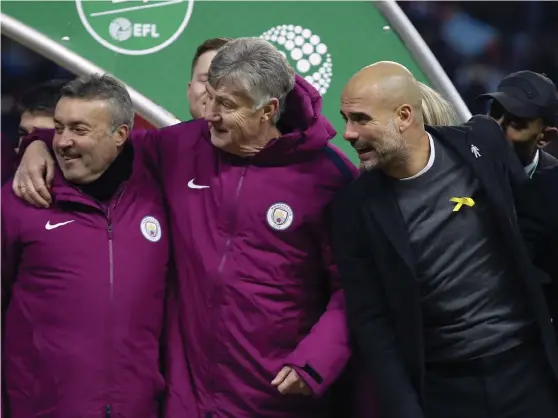  ?? Bild: TIM IRELAND ?? GULT BAND. Manchester Citys tränare Pep Guardiola, höger, firade segern i den engelska ligacupen efter 3–0 mot Arsenal för drygt en vecka sedan. På bröstet bar han det omdiskuter­ade gula bandet, en sympatiser­ande symbol för en katalanska...