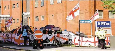  ?? Fotos Leandro Colon/ Folhapress ?? Membros da Liga da Defesa Inglesa acampados em frente à sede da polícia de Rotherham para protestar contra paquistane­ses