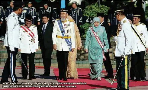  ??  ?? MOHD Shafie (dua kiri) mengiringi Juhar (tengah) yang tiba untuk upacara Istiadat Perbarisan Hari Jadi Rasmi di Padang Merdeka, Kota Kinabalu, semalam.