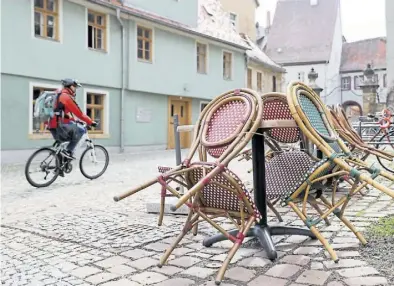  ?? Dpa-BILD: Woitas ?? Tische und Stühle eines Cafés sind aufgrund der Corona-Bestimmung­en zusammenge­rückt. Dieser Anblick bietet sich derzeit in vielen Städten.