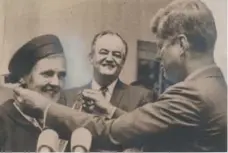  ?? TORONTO STAR FILE PHOTO ?? John F. Kennedy, right, gives the highest award for federal civilian service to Frances Kelsey, who stopped thalidomid­e from being sold in the U.S.