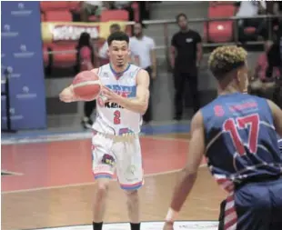  ?? FUENTE EXTERNA ?? Rigoberto Mendoza, del CDP, busca pasar el balón en el primer partido de la serie final del torneo de baloncesto superior de Santiago.