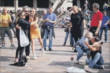  ?? Picture: Habibur Rahman ?? NO SOCIAL DISTANCING Portsmouth for Freedom protest held at Portsmouth Guildhall as Piers Corbyn encourages protesters to hug each other at the event