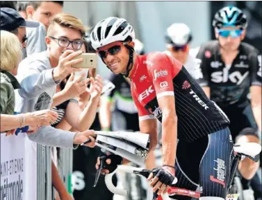  ??  ?? SELFIE CON LAS AFICIONADO­S. Alberto Contador, durante una salida de este Dauphiné.